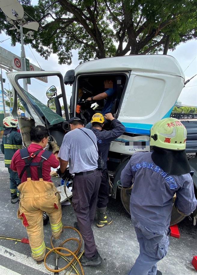 駕駛一度受困車內，消防人員出動破壞器材將人救出。（翻攝照片／高雄洪靖宜傳真）