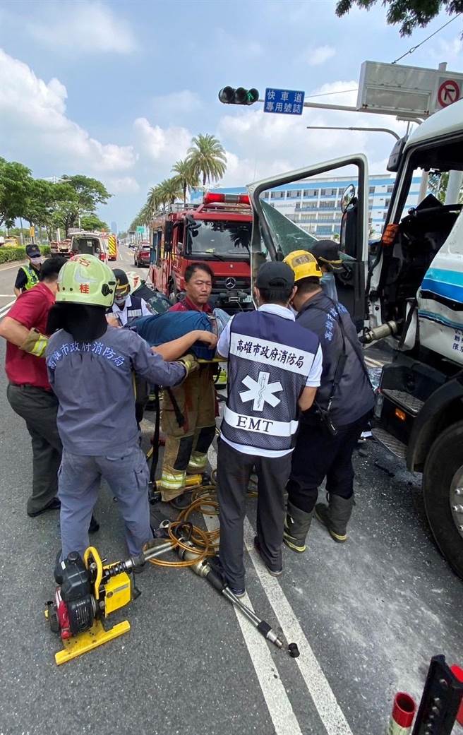 史姓駕駛送醫救治。（翻攝照片／高雄洪靖宜傳真）