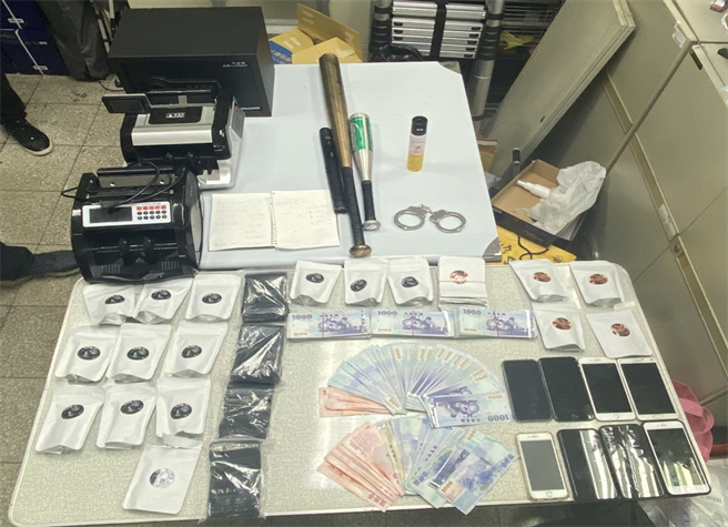 台中市刑大日前破获胡嫌为犯毒集团，查扣三级毒品彩虹菸17包、分装袋1批、点钞机2台及新台币246万余元等证物。（台中市警局提供／冯惠宜台中传真）