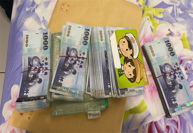 台中市刑大日前破获胡嫌为犯毒集团，查扣三级毒品彩虹菸17包、分装袋1批、点钞机2台及新台币246万余元等证物。（台中市警局提供／冯惠宜台中传真）