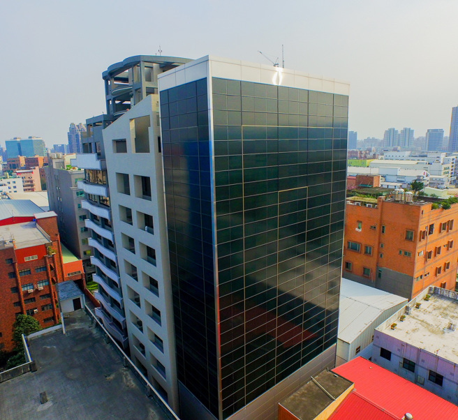 设置太阳光电发电系统不只有长达20年稳定售电收入，还具有隔热降温效果。图/新北市政府提供