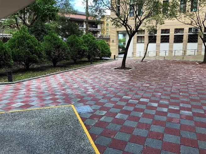 罗东高工勤学楼与游艺楼连接处埋设阴井及地下排水管路，地坪整体垫高并调整高程及泄水坡度，使雨水宣泄更顺畅，改善淹水问题。（教育部提供／林志成台北传真）
