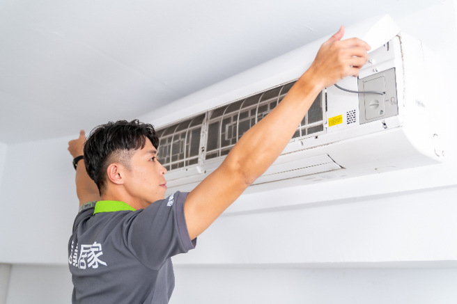 冷气经过长时间未使用可能会吹不凉或有异味，建议开启前先进行清理。（图/信义居家提供）