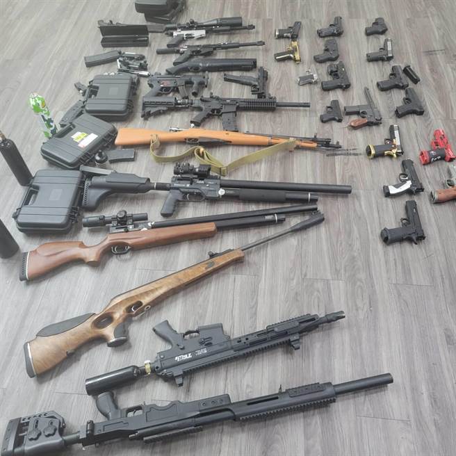 桃园市警局5月15日起至5月24日执行「第4次全国同步扫黑专案」及「第二次全国同步检肃非法枪械专案行动」，查扣非法枪械11支。（警方提供）