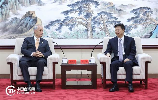 大陆国台办主任宋涛（右）24日会见台湾海基会前董事长林中森一行。（摘自中国台湾网）