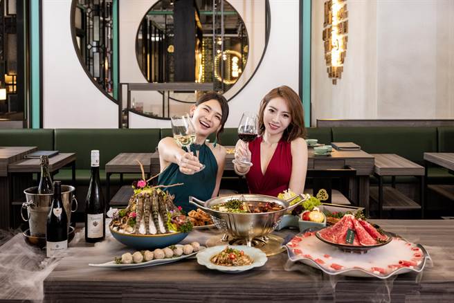 青花骄特别献上「花漾骄宠宴」让饕客们吃麻辣锅的同时，也能搭美酒感受顶级飨宴。（青花骄提供）