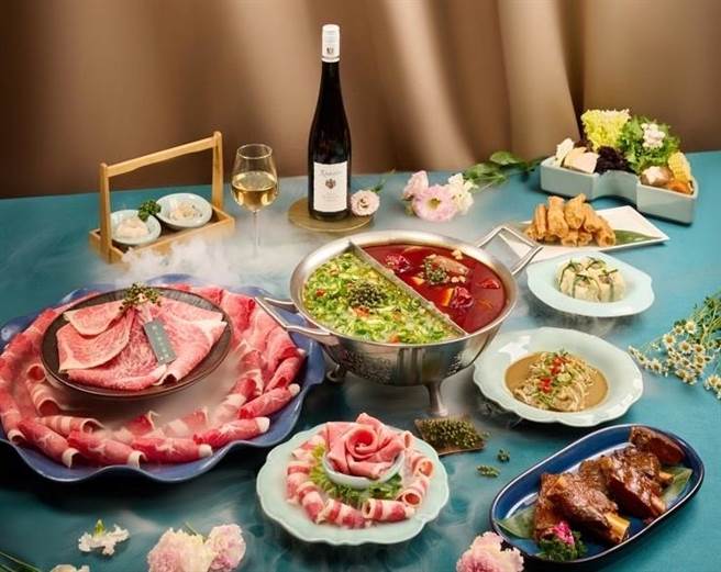 「花漾骄宠宴」内含4人套餐、7盎司玫瑰花肉盘等，即日起至6月30日限时开卖。（青花骄提供）