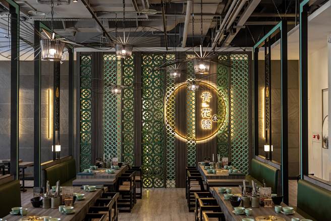 青花骄台铝店独特古字墙为用餐空间提升视觉质感。（青花骄提供）