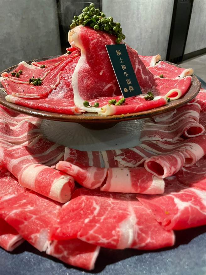 花漾骄宠宴适合聚餐享用，肉品份量相当足够，满足肉控的喜爱。（朱世凯摄）