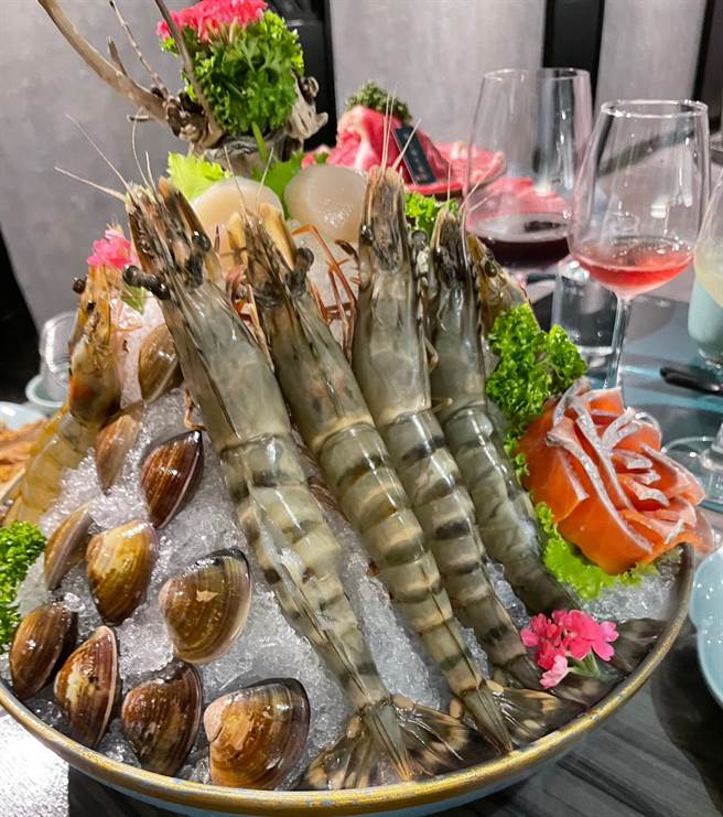 花漾骄宠宴包括丰富海鲜，海陆双享滋味一次尝到。（朱世凯摄）