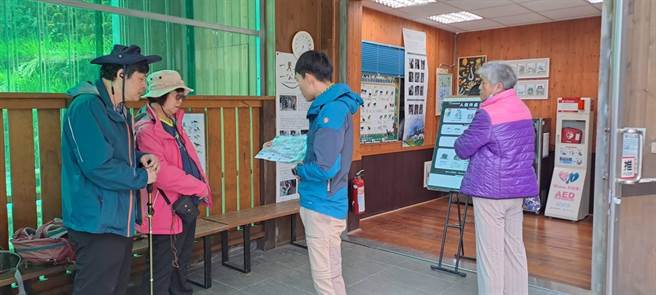 台东林管处向山友宣导人熊相遇守则，同时启动台湾黑熊驱避及负面制约措施。（台东林管处提供／萧嘉蕙台东传真）