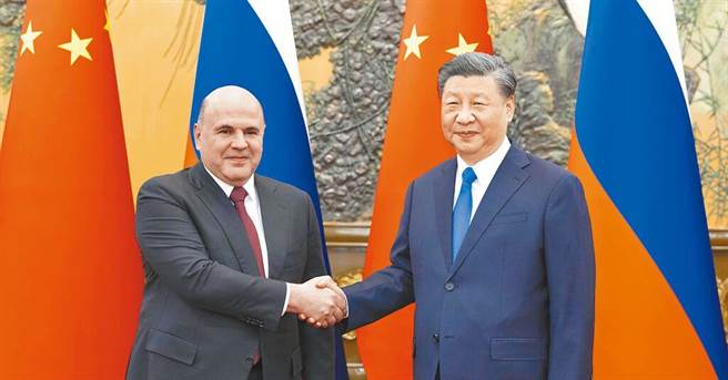 5月24日下午，中国国家主席习近平（右）在北京人民大会堂会见来华访问的俄罗斯总理米舒斯京。（图／新华社）