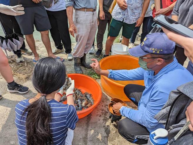 该课程也安排学生至高雄市水产养殖重镇永安区参访鱼病检验站及养殖现场，听取兽医师与渔民对于水产养殖与疾病防治的经验，让学生们对于产业有更「接地气」的认识。（高雄市动保处提供／林雅惠传真）