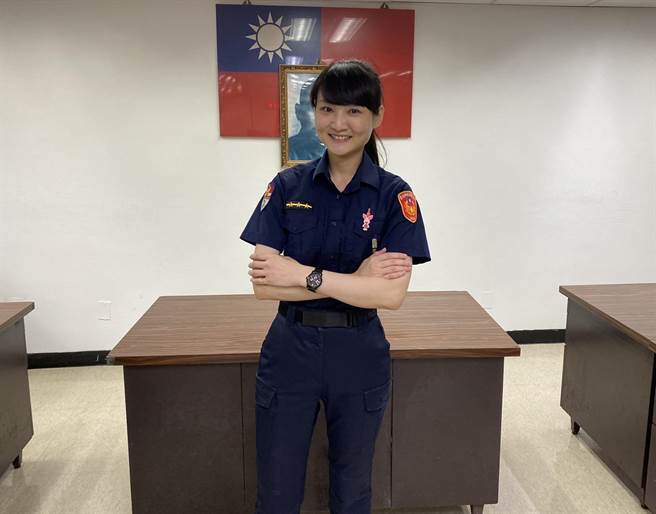 女警许纯瑜上班途中发现张姓通缉犯在站内行乞。（翻摄画面）