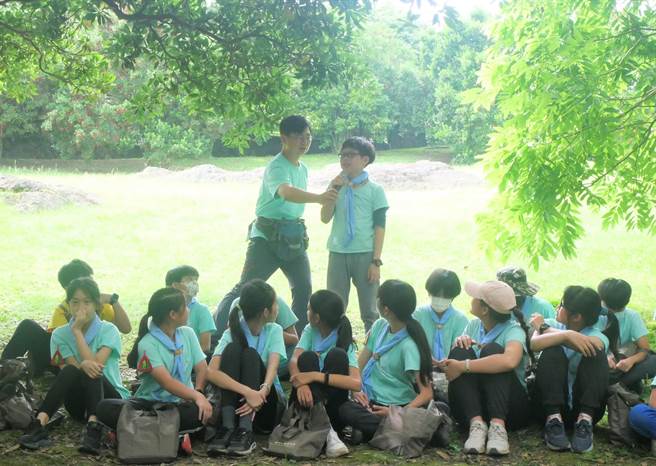 台北市大屯国小以汗水代替泪水，带领本届毕业生攀爬985公尺大屯西峰。（大屯国小提供）