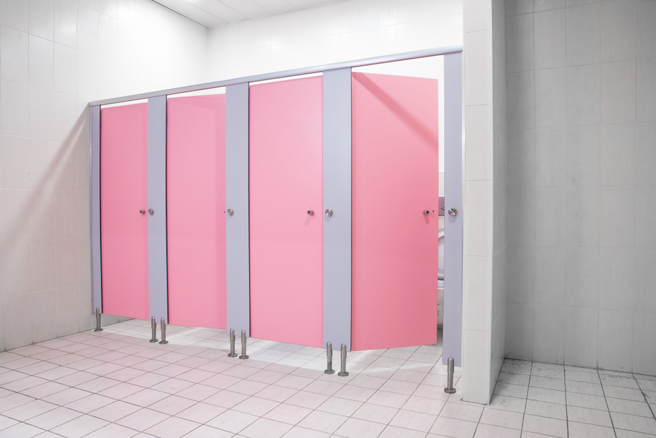 一名女子在图书馆上厕所时被偷拍，当场走出厕所制止对方离开，并报警处理。（示意图／Shutterstock）