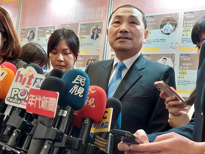 绿指跟诈骗集团主嫌合照 ，侯友宜拜托民进党来查！并批赖清德「零信赖」。（陈慰慈摄）