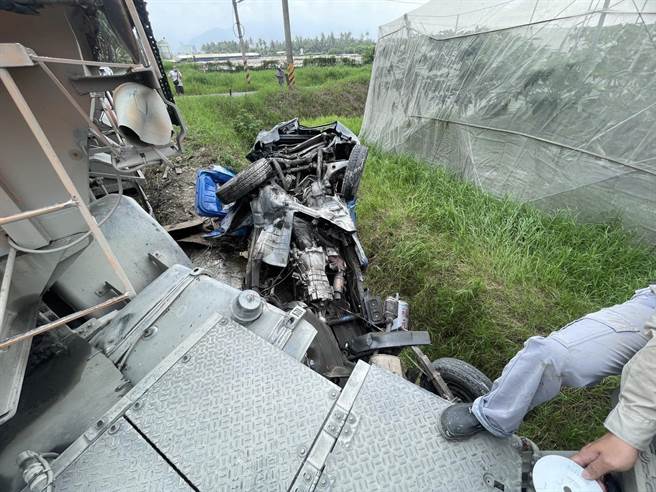 屏东盐埔乡24日发生一起惊悚车祸，32岁黄男驾驶砂石车与1辆小客车对撞，疑因撞击力量过大、导致小客车瞬间成废铁翻覆路旁田沟。（警方提供／谢佳潾屏东传真）