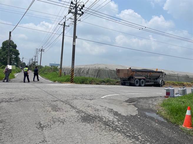 屏东盐埔乡24日发生一起惊悚车祸，32岁黄男驾驶砂石车与1辆小客车对撞，疑因撞击力量过大、导致小客车瞬间成废铁翻覆路旁田沟。（警方提供／谢佳潾屏东传真）