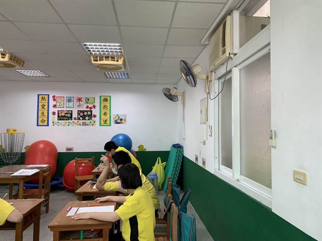 新竹县政府编列预算，补助34所国中小汰换老旧冷气，共计378台，预计今年底安装完成。（新竹县府提供／邱立雅竹县传真）