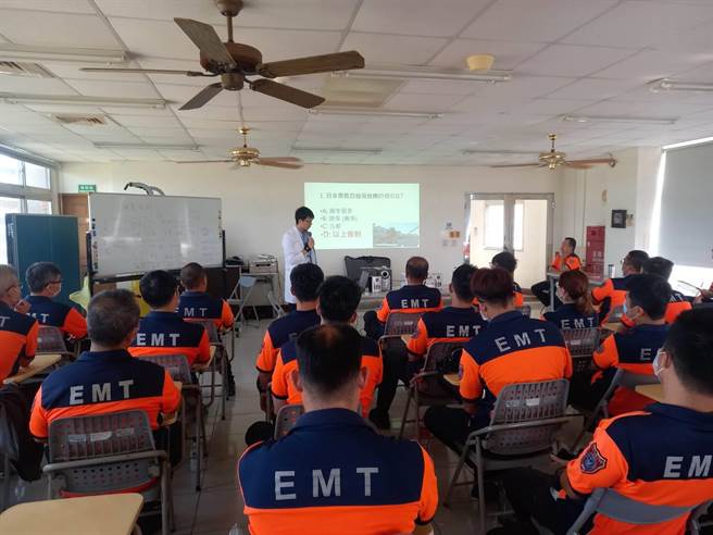 第二大队救护教官及卫生局讲师讲授救护车内照护等实务课程。（南市消防第二大队提供／张毓翎台南传真）