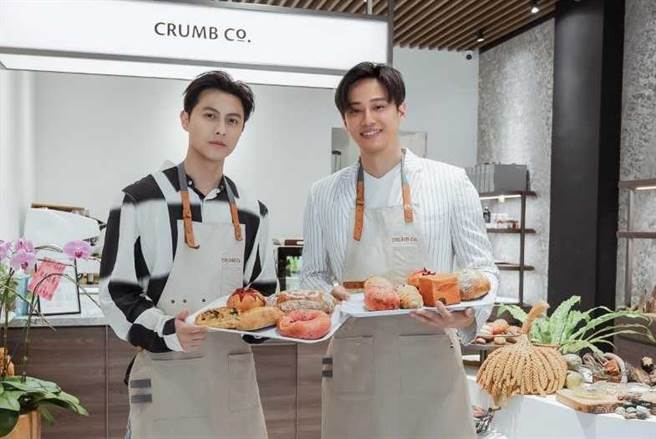 徐新洋（右）邀好友王子替自家麵包店站台。（艾迪昇传播提供）