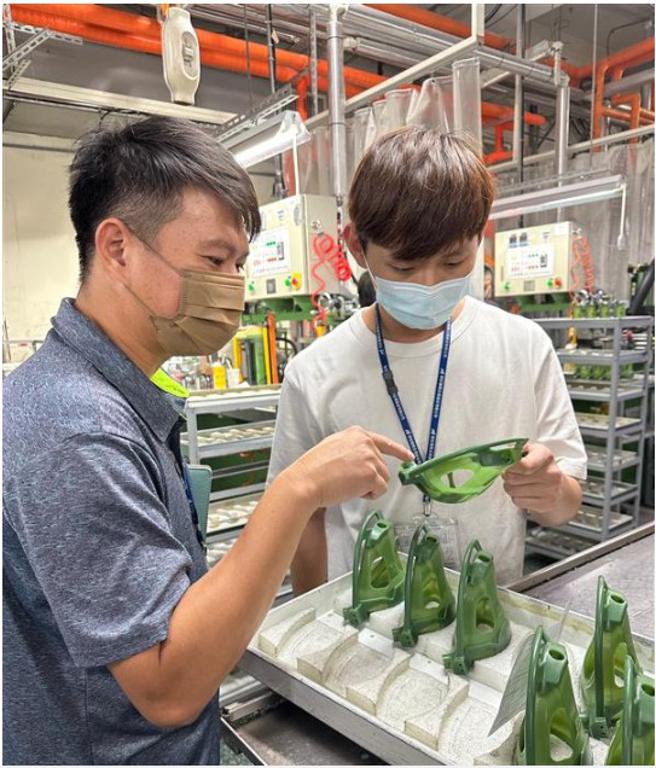 （职场导师(左)指导韦廷(右)高尔夫球头外观与内部构造之差异性。图／劳动部劳动力发展署提供）