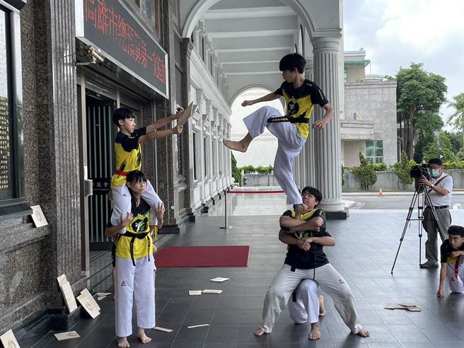为了培育高雄市跆拳道竞技运动选手实力，高市议员林智鸿协助君龙跆拳道馆推动「跆拳道菁英选手培训计画」助弱势基层选手培训。（洪浩轩摄）