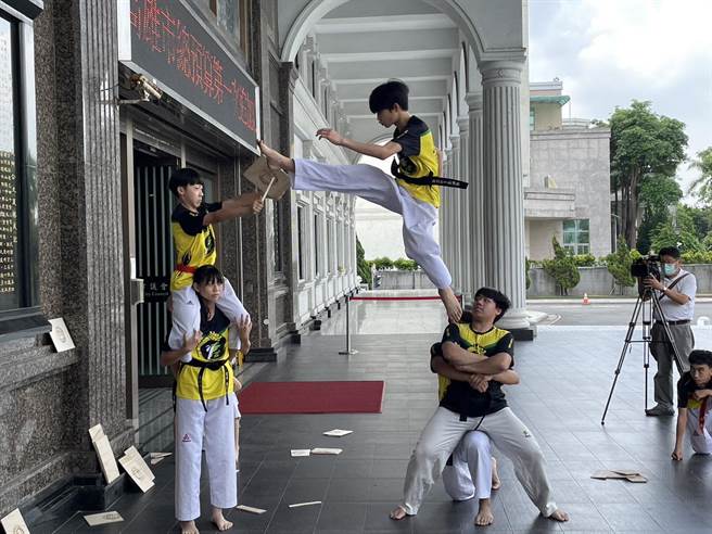 为了培育高雄市跆拳道竞技运动选手实力，高市议员林智鸿协助君龙跆拳道馆推动「跆拳道菁英选手培训计画」助弱势基层选手培训。（洪浩轩摄）