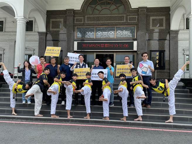 为了培育高雄市跆拳道竞技运动选手实力，高市议员林智鸿协助君龙跆拳道馆推动「跆拳道菁英选手培训计画」助弱势基层选手培训。（洪浩轩摄）