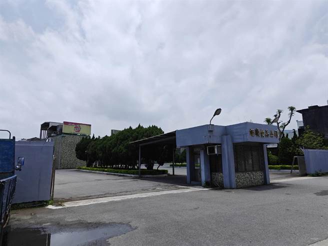 近日苹菓西打平镇厂传出生产线裸露斑驳、天花板现霉菌等缺失，桃园市卫生局证实，目前平镇厂2条产线皆停工。（蔡明亘摄）