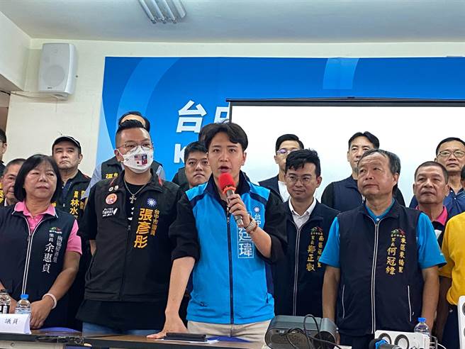 国民党昨天提名台中市现任议员罗廷玮参选台中市第六选区立委，外传他软禁前女友、弃养父亲、被拍性爱影片等，罗廷玮今天开记者会澄清。（张亦惠摄）