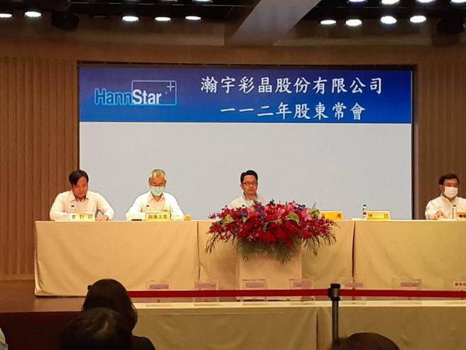 彩晶举行股东常会，左三为董事长焦佑麒。（图／袁颢庭）