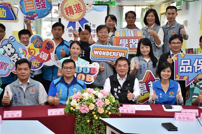 苗栗县长锺东锦25日至苗栗市启文国小关心学生参与基本学力检测状况。（谢明俊摄）