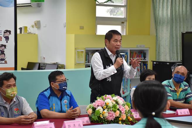 苗栗县长锺东锦25日至苗栗市启文国小关心学生参与基本学力检测，并希望老师能掌握成果大数据来调整教学方向。（谢明俊摄）