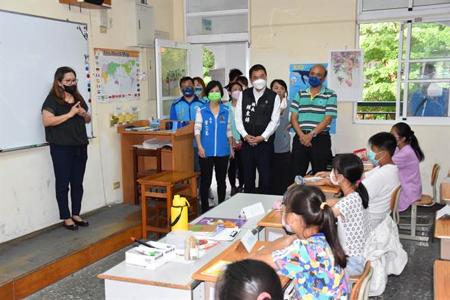 苗栗县长锺东锦25日至苗栗市启文国小关心学生参与基本学力检测，旁听全英语教学状况。（谢明俊摄）