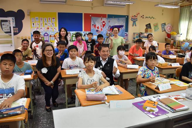 苗栗县长锺东锦25日至苗栗市启文国小关心学生参与基本学力检测状况。（谢明俊摄）
