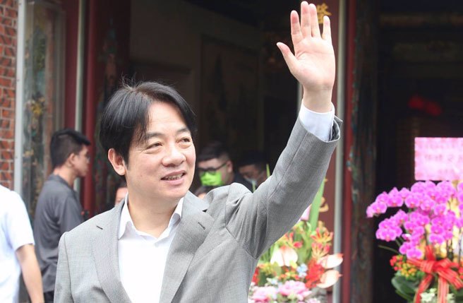 副总统赖清德25日到台北大稻埕霞海城隍庙参香。（王英豪摄）