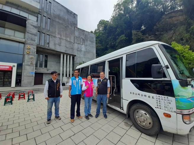 泰安乡长陈吉基（右）与大湖乡长黄惠琴（右2）25日共同启动2乡幸福巴士。（泰安乡公所提供／谢明俊苗栗传真）