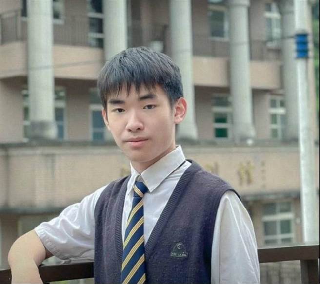二信高中夺下统测商管群榜首的商经科谢承翰同学。（二信高中提供／徐佑升基隆传真）