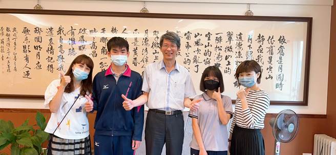 两位榜首谢承翰（左二）、林湘仪（右二）与校长林立（中）和老师周美秀（左一）、老师方炜棋（右一）之合照。（二信高中提供／徐佑升基隆传真）
