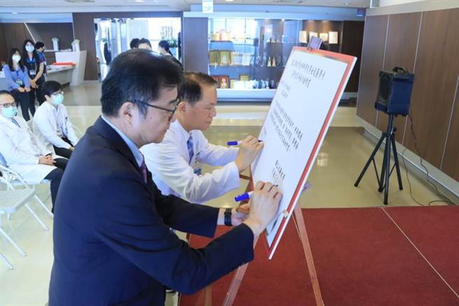 大千医院院长徐千刚及清大副校长吕平江共同签署医学生校外培训合约书。（大千医院提供／谢明俊苗栗传真）