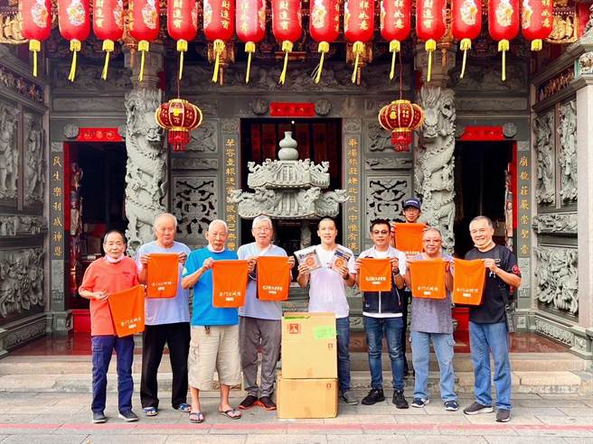 金城镇民代表许燕辉(前右3)号召在地企业捐赠纪念衫等活动用品，提供5／30迎城隍绕境信眾使用。(图／许燕辉提供)