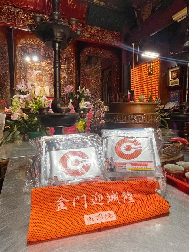 金门各界捐助的衣服和毛巾等物品，透过「过炉」仪式加持，让信眾能得到神明的庇佑。(图／许燕辉提供)