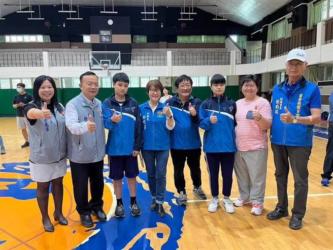 公馆国中学生詹沚凌、林少则勇夺亚青桥牌赛季军，让县府及学校师生都与有荣焉。（公馆国中提供／谢明俊苗栗传真）