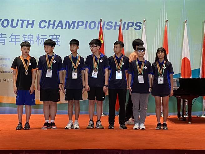 包括公馆国中学生詹沚凌、林少则在内的台湾桥牌队勇夺亚青桥牌赛季军。（公馆国中提供／谢明俊苗栗传真）