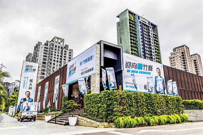 杨文科竞总租用丰邑展售中心，县议员欧阳霆认是「左手收丰邑政治献金、右手又给丰邑租金」。（罗浚滨摄）