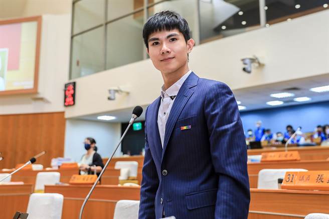 县议员欧阳霆认天坑案是人祸，质疑县府天坑案放任建商违法。（罗浚滨摄）