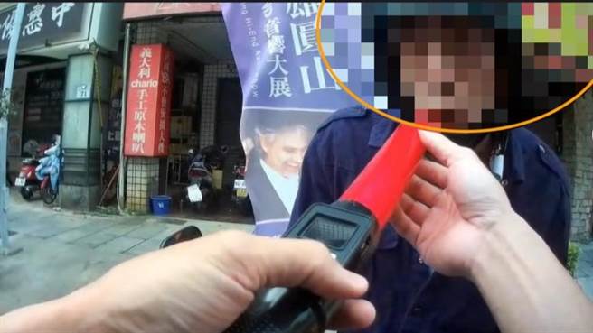 高雄男子违规骑在人行道，遭警方查获酒驾。（翻摄照片／崔正纲高雄传真）