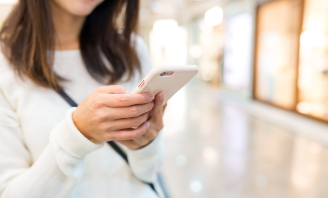 男网友打开LINE讯息，惊见女友一连收回17则讯息。（示意图／Shutterstock）
